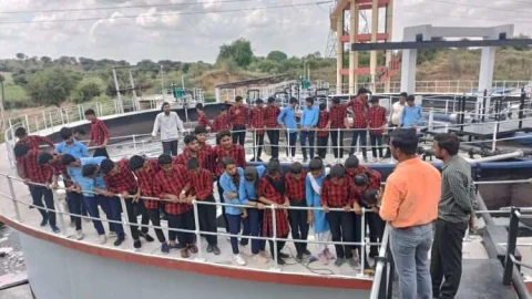 विद्यार्थियों ने किया सीवरेज ट्रीटमेंट प्लांट का भम्रण