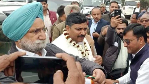 कांग्रेस प्रभारी रंधावा, अध्यक्ष डोटासरा व नेता प्रतिपक्ष जुली का कांग्रेस नेताओं ने किया स्वागत