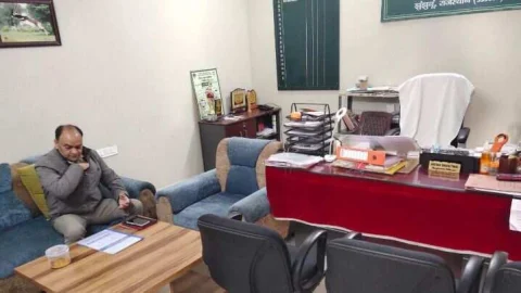 एवीवीएनएल में नदारद मिले कर्मचारी-अधिकारी, एडीएम दुबे ने किया निरीक्षण