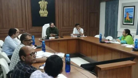 कोताही बरतने वाले अधिकारियों एवं कार्मिकों पर होगी अनुशासनात्मक कार्रवाई