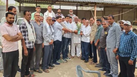 नवनिर्वाचित सांसद कॉ अमराराम व कांग्रेस जिला अध्यक्ष सुनिता गिठाला का किया स्वागत