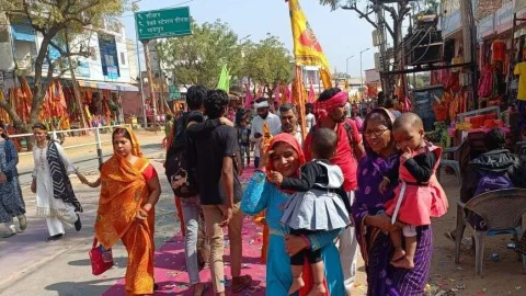 रींगस नगरपालिका ने 4 किलोमीटर लंबी रेड कारपेट पदयात्रियों की सुविधा के लिए बिछाई