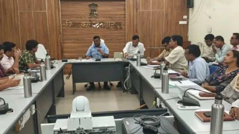 नियुक्ति के बाद जिला स्तरीय अधिकारियों के साथ झुंझुनू जिला कलेक्टर ने की पहली बैठक