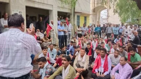 शिक्षक बीएलओ कार्य नही करेंगे के नारो से गूंजा उपखंड कार्यालय