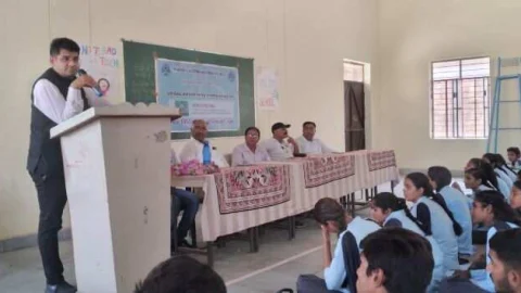 विधिक साक्षरता शिविर के माध्यम से बच्चों को दी नवचेतना अभियान की जानकारी