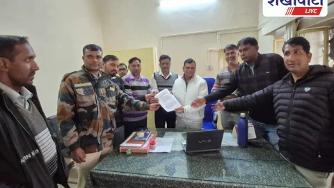 विद्युत विभाग कर्मचारियों ने सहायक अभियंता को सौंपा ज्ञापन