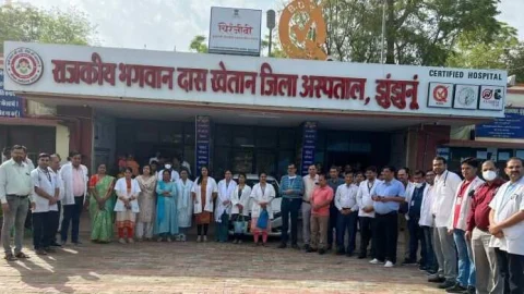 सेवारत चिकित्सकों ने किया दो घंटे का कार्य बहिष्कार