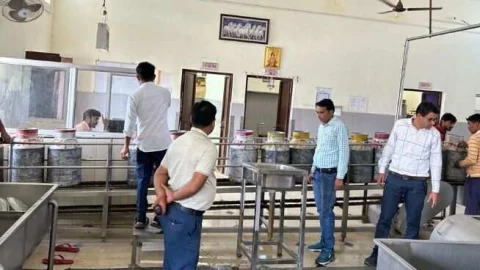 खाद्य सुरक्षा टीम ने की कार्रवाई, 13 नमूने लिये