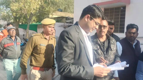 जिला अस्पताल में चिकित्सकों के रिक्त पदों को भरने की मांग को लेकर जिला कलक्टर को सौंपा ज्ञापन