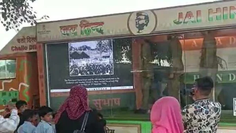 रौचक तरीके प्रस्तुत की नेताजी सुभाषचंद्र बोस की झांकी, कोल्हापुर से शुरू हुई है झांकी