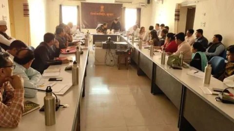 अनुपस्थित रहने पर कलेक्टर ने पांच ईओ को दिया नोटिस