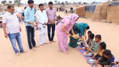 विवाह के उपलक्ष में आपणी पाठशाला के बच्चों को खिलाया खाना