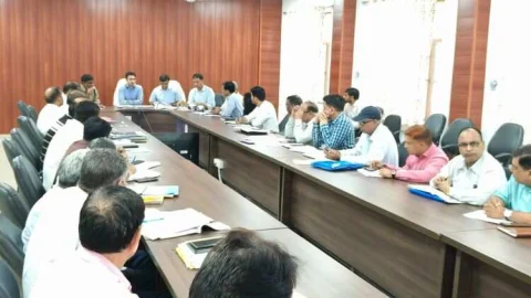 जिला प्रभारी सचिव इंद्रजीत सिंह की विभिन्न विभागों के अधिकारियों के साथ बैठक