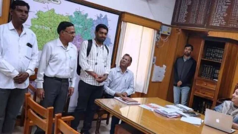 जिला कलक्टर पुष्पा सत्यानी ने ईमानदारी का परिचय देने वाले बाल किशन का किया अभिनंदन