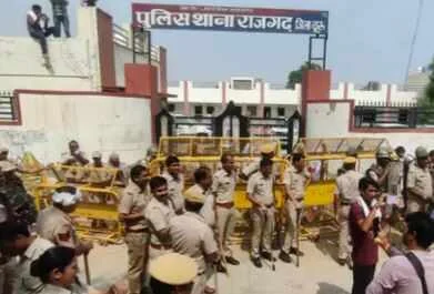 थाने के आगे प्रदर्शनः सड़क पर युवती के शव मिलने का मामला