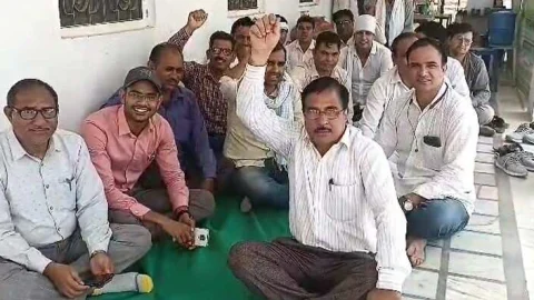 बीएलओ कार्यशाला का शिक्षकों ने बहिष्कार करते हुए जताया विरोध
