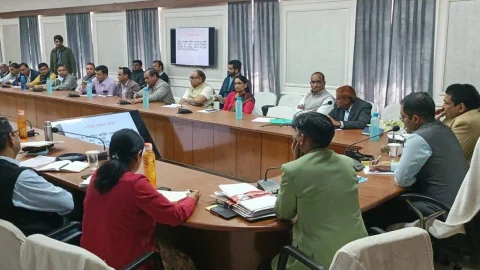 कलेक्टर ने ली जिला स्तरीय कोचिंग संस्थान निगरानी समिति की बैठक