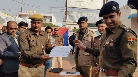 एसपी पहुंचे कोतवाली थाने,संकट हनुमान मंदिर में चोरी का खुलासा करने पर पुलिसकर्मियों का किया सम्मान