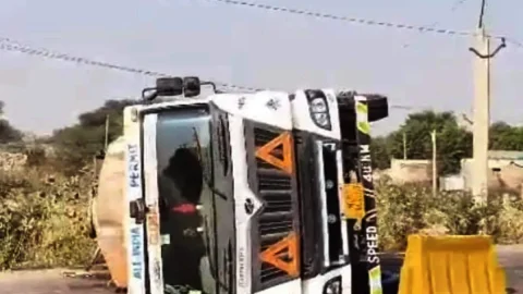 सरदारशहर में बड़ा हादसा टला: इथेनॉल से भरा ट्रक पलटा, मौके पर मचा हड़कंप