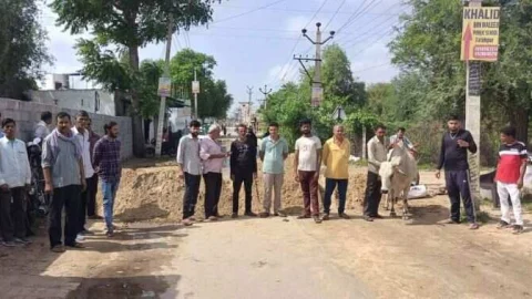 सीवेरज के गंदे पानी से परेशान वार्ड वासियों ने किया मुख्य रास्ता बंद