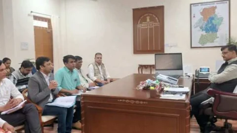 जिला कलेक्टर ने ली चिकित्सा अधिकारियों की बैठक