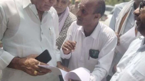 जिले के दौरे पर आए प्रभारी मंत्री अविनाश गहलोत को सौपा ज्ञापन