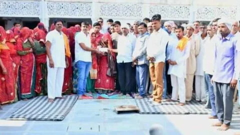 पिता की मृत्यु पर भोज की बजाय आपणी पाठशाला को दिए एक लाख