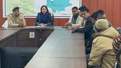 जिला कलक्टर एवं पुलिस अधीक्षक ने की बस ऑपरेटर्स व ट्रांसपोर्टर्स के साथ बैठक