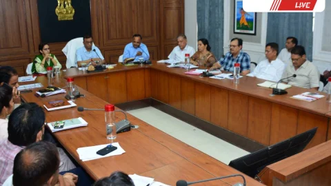 Sikar News- कलेक्ट्रेट बैठक: अनुपस्थित अफसरों को नोटिस, योजनाओं पर फोकस