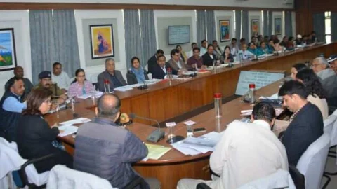 जिले की प्रभारी सचिव आरती डोगरा ने ली जिला स्तरीय अधिकारियों की समीक्षा बैठक