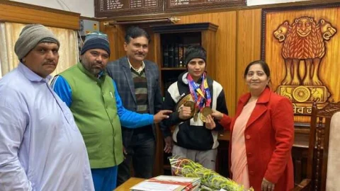 जिला कलक्टर सत्यानी ने बढ़ाया वर्ल्ड बॉक्सिंग चैंपियन निशा का हौसला