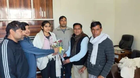 ईशा बिजारणिया का नौसेना में लेफ्टीनेंट के पद पर चयनित होने पर कोटपूतली में सरपंचों ने भी किया स्वागत