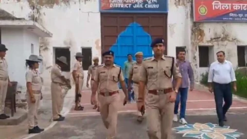 जेल में मिले दो मोबाइल, तीन सिम कार्ड और एक मोबाइल चार्जर