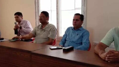 अनुपस्थित रहने वाले कार्मिकों के विरूद्ध होगी अनुशासनात्मक कार्यवाही – जिला निर्वाचन अधिकारी