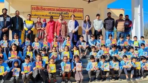 पति की 14वीं पुण्यतिथि पर बांटी शिक्षण सामग्री