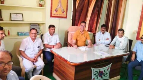 नवलगढ़ में जिला में ब्लॉक स्तरीय शिक्षा अधिकारियों की समीक्षा बैठक आयोजित