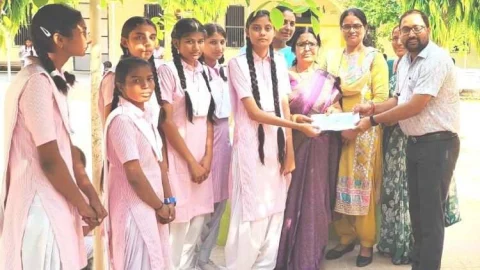 ज्योति माहेश्वरी फाउण्डेशन द्वारा पितृविहीन छात्राओं को प्रदान की गई आर्थिक सहायता