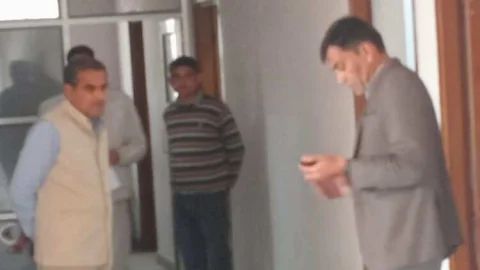 मंडावा एसडीएम ने किया निरीक्षण, 8 कार्मिक मिले नदारद