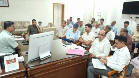 जिला कलक्टर ने ली साप्ताहिक समीक्षा बैठक
