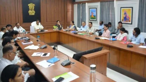 सम्पर्क पोर्टल के प्रकरणों का निस्तारण करना सुनिश्चित करें – जिला कलेक्टर