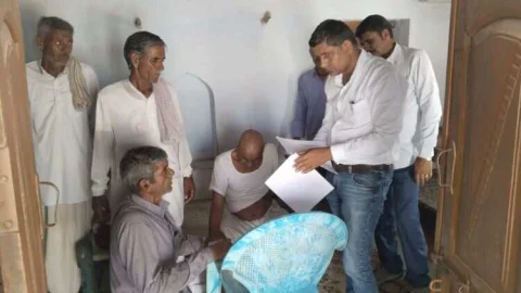 प्रशासन की संवेदनशीलता, तहसीलदार ने घर जाकर किया खाता विभाजन