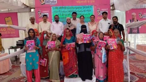 इंदिरा गांधी स्मार्टफोन योजना: लाभार्थी महिलाओं को मोबाइल वितरित किए
