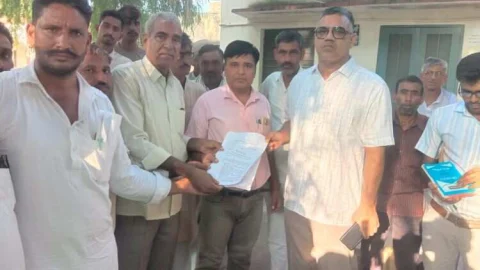 अघोषित बिजली कटौती सहित अन्य मांगो को लेकर किसान सभा ने दिया धरना