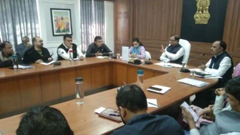 जिला स्तरीय अधिकारियों की साप्ताहिक समीक्षा बैठक आयोजित