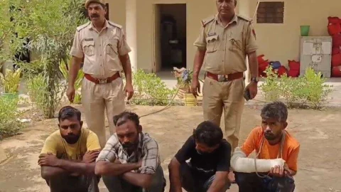 चोरी के आरोप में चार जने चढ़े पुलिस के हत्थे