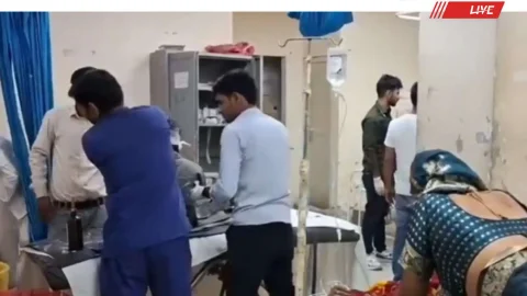 टायर फटने से पिकअप बेकाबू होकर बिजली के पोल से टकराई