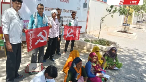 Jhunjhunu :श्रम विभाग में व्याप्त भ्रष्टाचार के खिलाफ कलेक्ट्रेट के सामने मजदूरों ने दिया धरना