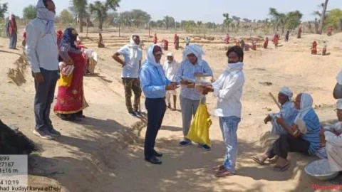 सीईओ मीणा ने मनरेगा कार्यों का निरीक्षण कर भीषण गर्मी से बचाव करने के दिए निर्देश