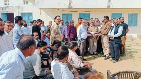 चोरी की वारदात का खुलासा करने,रात को गश्त बढ़ाने की मांग को लेकर दिया ज्ञापन