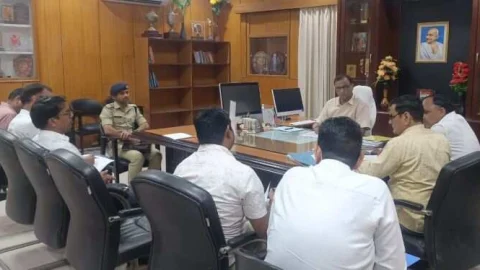 राजस्व अर्जन के लक्ष्यों की शत प्रतिशत प्राप्ति सुनिश्चित हो – जिला कलेक्टर